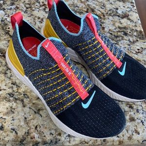 Like new Nike Phantom women’s shoes. Size 10.